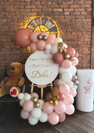 Украса за погача, кръщение или рожден ден в розово и пепел от рози с мечета