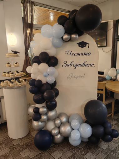 Украса за абитуриентски бал в бяло и синьо