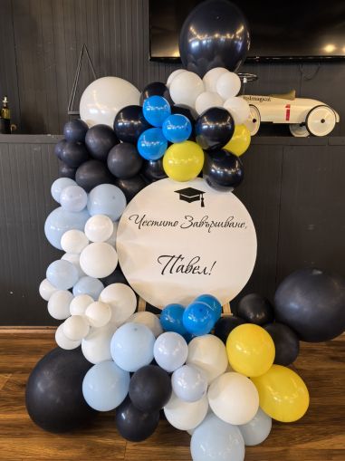 Украса за абитуриентски бал в бяло и синьо