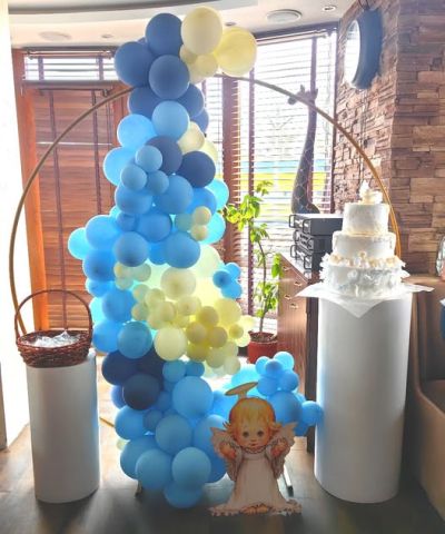 Украса с арка и балони за кръщение с ангелче 