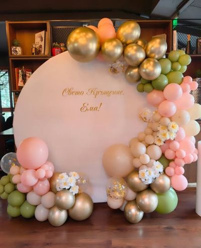 Украса за кръщение с кръгла арка в нежни тонове и цветя
