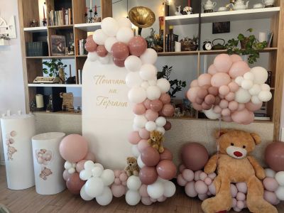 Украса за погача, кръщение или рожден ден с бяло пано и голям мечок