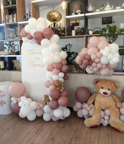 Украса за погача, кръщение или рожден ден с бяло пано и голям мечок