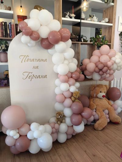 Украса за погача, кръщение или рожден ден с бяло пано и голям мечок