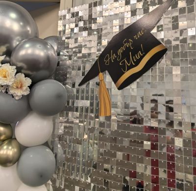 Украса с пайетена стена в сребърно с балони и цветя