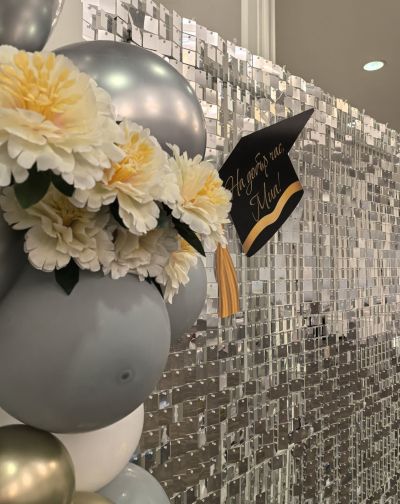 Украса с пайетена стена в сребърно с балони и цветя