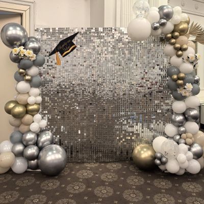 Украса с пайетена стена в сребърно с балони и цветя
