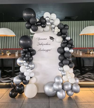 Украса за абитуриентски бал в черно, бяло и сребърно