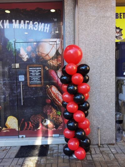 Украса за откриване на търговски обекти с колони от балони в червено и черно