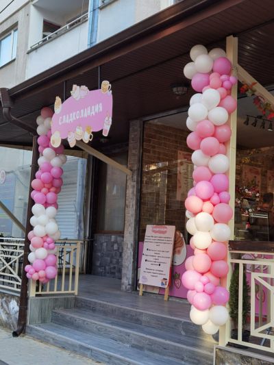 Украса за откриване на търговски обекти с колони от балони в розово и бяло