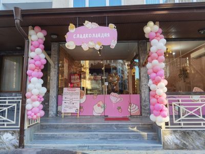 Украса за откриване на търговски обекти с колони от балони в розово и бяло
