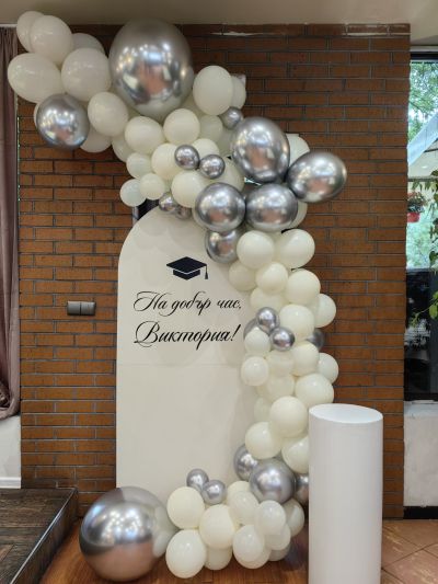 Украса за абитуриентски бал в бяло и сребърно