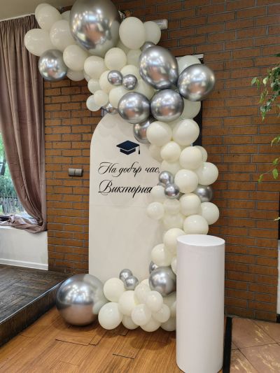 Украса за абитуриентски бал в бяло и сребърно