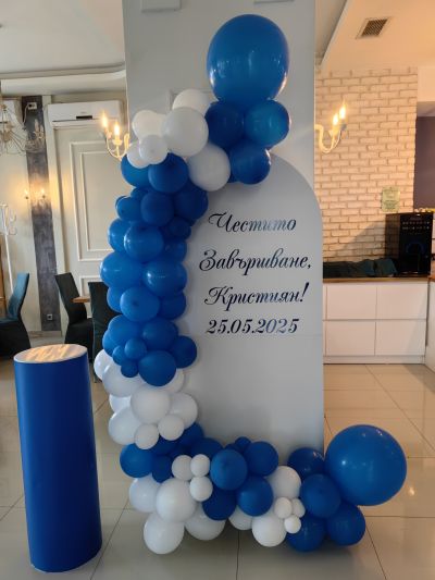 Украса за абитуриентски бал в бяло и синьо