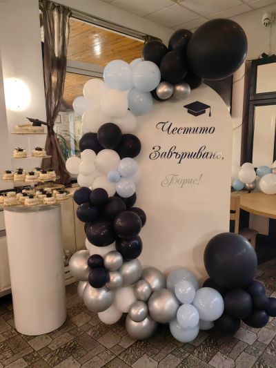 Украса за абитуриентски бал в бяло и синьо