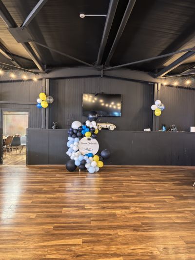 Украса за абитуриентски бал в бяло и синьо