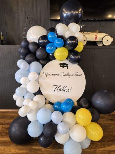 Украса за абитуриентски бал в бяло и синьо