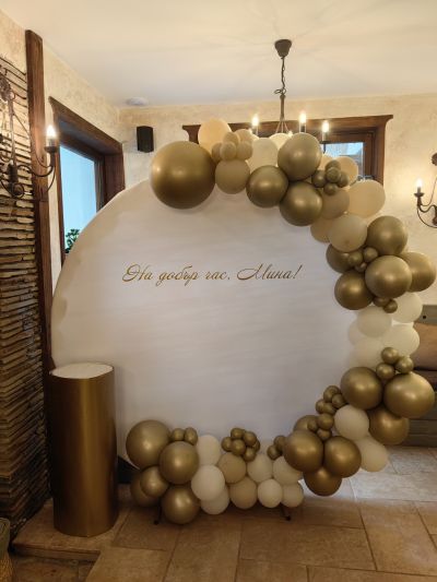 Украса с арка с балони за абитурентски бал, кръщене или юбилей в златно 
