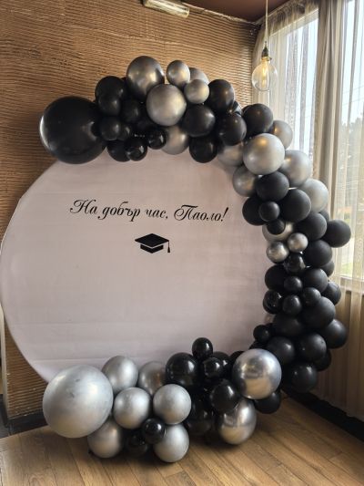 Украса с арка с балони за абитурентски бал или юбилей в черно и сребърно