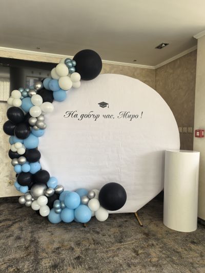 Украса с арка с балони за абитурентски бал или юбилей в синята гама