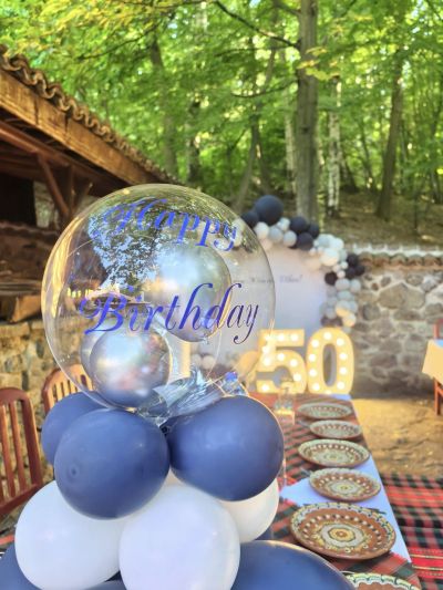 Украса с арка с балони за абитурентски бал или юбилей със светещи цифри и украса за маса