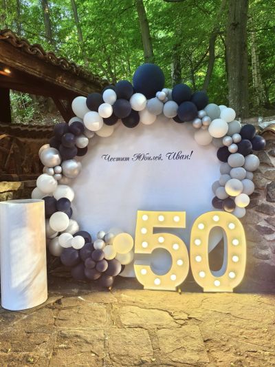 Украса с арка с балони за абитурентски бал или юбилей със светещи цифри и украса за маса