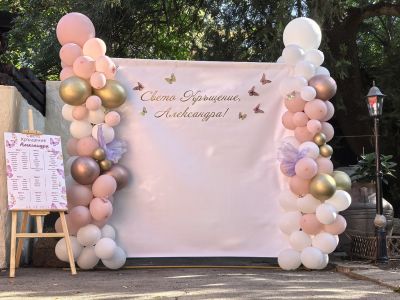 Украса с голяма арка в розови тонове с пеперуди