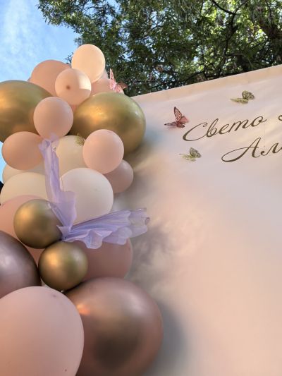 Украса с голяма арка в розови тонове с пеперуди