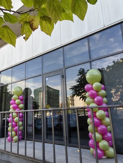 Украса за откриване на търговски обекти с колони от балони в зелено и розово