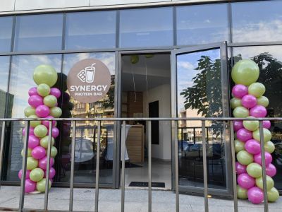 Украса за откриване на търговски обекти с колони от балони в зелено и розово