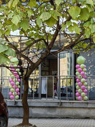 Украса за откриване на търговски обекти с колони от балони в зелено и розово