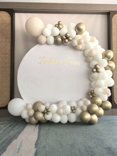 Украса с арка с балони за абитурентски бал, кръщене или юбилей в златно, бежово и бяло