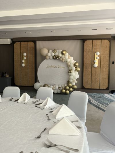 Украса с арка с балони за абитурентски бал, кръщене или юбилей в златно, бежово и бяло