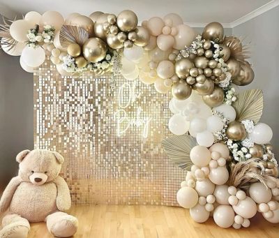 Украса с пайетена стена в златно с балони, цветя и плюшен мечок