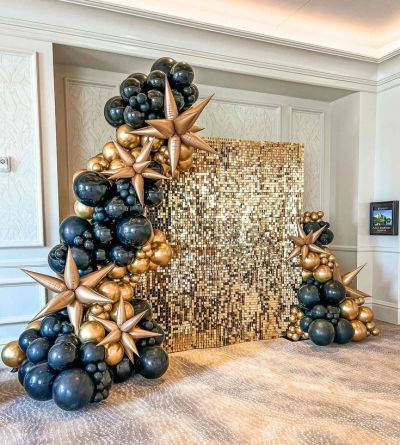 Украса с пайетена стена в златно с балони