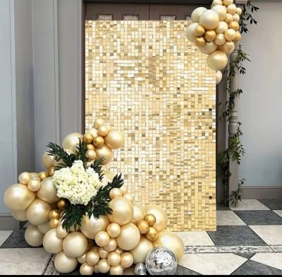 Украса с пайетена стена в златно с балони