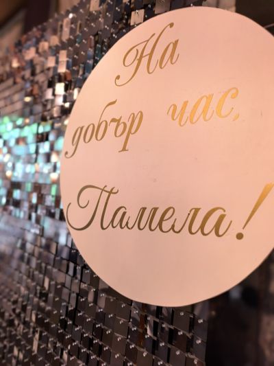 Украса с пайетена стена в сребърно с балони 
